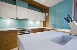 شیشه رنگی بین کابینت