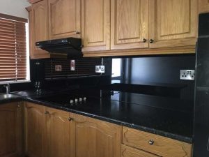 شیشه بین کابینتی