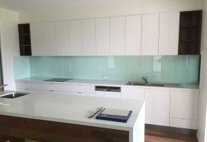 شیشه رنگی بین کابینت
