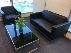 شیشه روی میز جلو مبلی