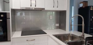 شیشه بین کابینت