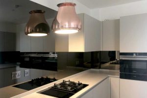 شیشه رنگی بین کابینت