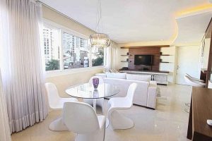 شیشه روی میز