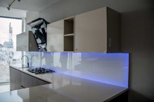 شیشه رنگی بین کابینتی