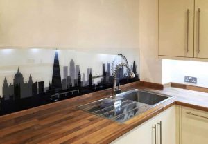 شیشه رنگی بین کابینت