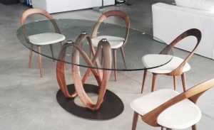 شیشه روی میز جلو مبلی