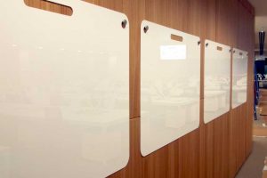 وایت برد شیشه ای رنگی