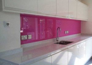 شیشه رنگی بین کابینت
