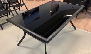 شیشه روی میز جلو مبلی