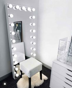 آینه چراغ دار ایستاده