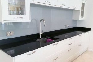 شیشه رنگی بین کابینت