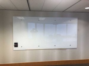 وایت برد شیشه ای رنگی