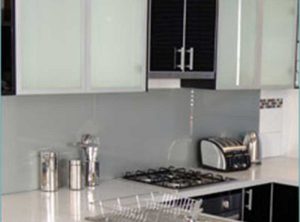 شیشه رنگی بین کابینت