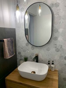 آینه با قاب فلزی