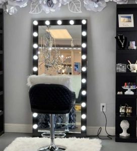 آینه با قاب چوبی