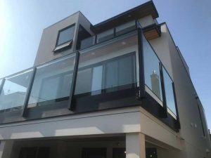 محافظ شیشه ای بالکن
