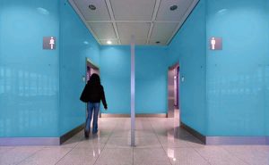 شیشه رنگی دیوارپوش