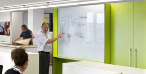 وایت برد شیشه ای رنگی