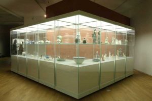 ویترین شیشه ای