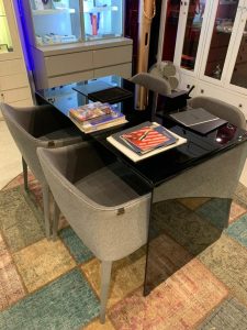 میز شیشه ای رنگی