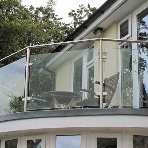 شیشه خم نرده