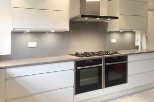 شیشه روی کابینت