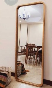 آینه با قاب چوبی