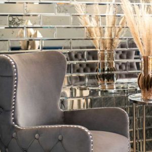 آینه روی دیوار