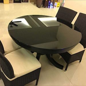 شیشه روی میز گرد