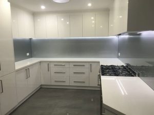 شیشه چاپی بین کابینت