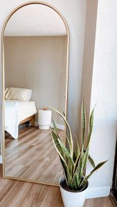 آینه کنار تخت