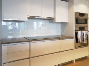 شیشه بین کابینت سفید