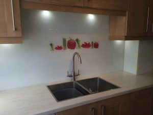 شیشه بین کابینت