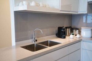 شیشه کابینت رنگی