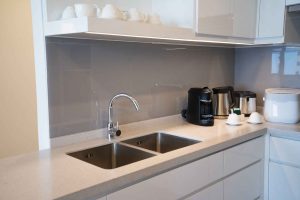 شیشه کابینت رنگی