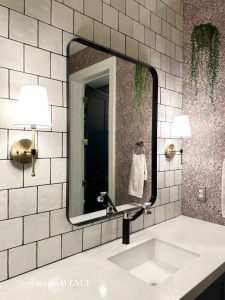 آینه با قاب چوبی